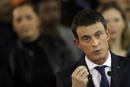 French Prime Minister Manuel Valls attends a news conference to announce that he is a candidate for January's Socialist presidential primary at the town hall in Evry, near Paris, France, December 5, 2016. REUTERS/Christian Hartmann
