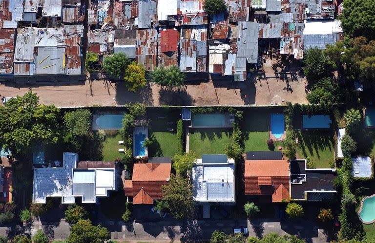 En San Isidro, el efecto inverso: la villa La Cava, cercada por muros, está rodeada de un barrio residencial