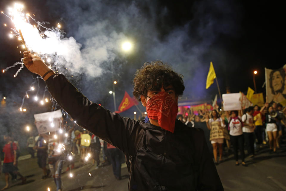 Demonstrator march against a bus fare increase in Brasilia, Brazil, Tuesday, Jan. 14, 2020. Protests sparked after a bus fare hike of almost 10 percent, to 5.50 Reals, or about 1.27 U.S. dollars. (AP Photo/Eraldo Peres)