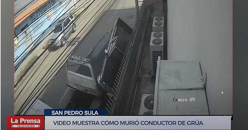 吊車司機遭滑落的轎車重壓不治。（圖／翻攝自Diario La Prensa - Premium YouTube）