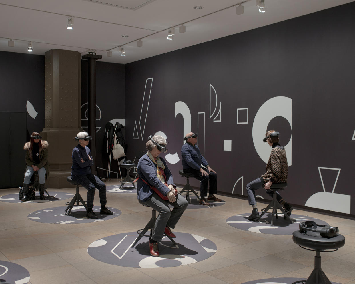 Los visitantes viven una experiencia de realidad virtual, “Van Gogh’s Palette” en el Museo de Orsay, en París, el 5 de diciembre de 2023. (Elliott Verdier/The New York Times).