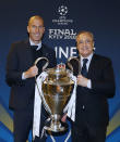 Tras el fracaso de Benítez como entrenador, Florentino apostó por Zidane, al que ya había fichado como jugador y el Madrid vivió su período reciente más exitoso ganando tres Champions League de forma consecutiva, algo que ningún otro equipo había hecho en la historia. (Foto: Helios de la Rubia / Real Madrid / Getty Images).