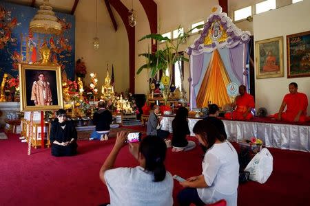 Jittra Khamsaart has her picture taken as people memorialize the death of Thailand's King Bhumibol Adulyadej at the Wat Thai of Los Angeles temple in Los Angeles, California, U.S., October 13, 2016. REUTERS/Patrick T. Fallon