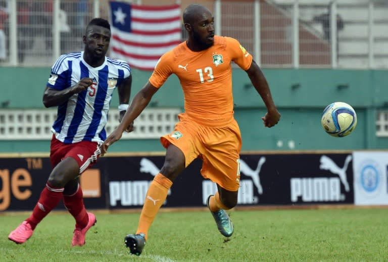 Ivory Coast's foward Giovanni Sio (R) fights for the ball with Liberian Glay Kohn (L) at the Felix Houphouet-Boigny stadium in Abidjan, on November 17, 2015 during the 2018 FIFA World Cup qualification football match