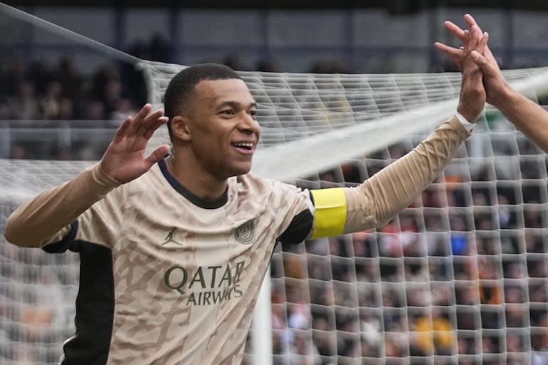 Mbappé celebra su segundo gol en la cómoda victoria de PSG sobre Lorient en el estadio Moustoir