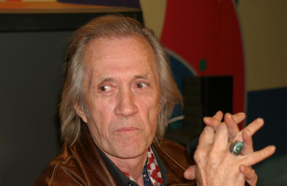 Un cas similaire à celui de Hutchence est celui de la star de "Kung Fu" David Carradine, qui est décédé à 72 ans le 3 juin 2009, dans une chambre de l'hôtel Swissôtel Nai Lert Park de Bangkok, en Thaïlande. Alors que l'on pensait initialement que la star du cinéma avait mis fin à ses jours, les autorités ont ensuite déclaré que son décès était dû à une asphyxie accidentelle. Plus tard, ses anciennes épouses, Gail Jensen et Marina Anderson, ont confirmé que ce genre de jeu érotique était du goût de David.