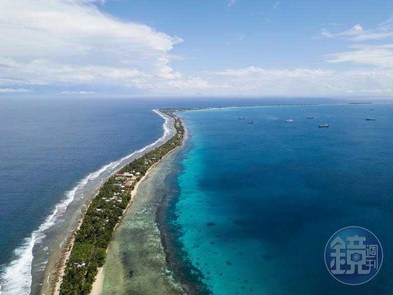 空中看吐瓦魯，細長國土被藍色海洋包圍。