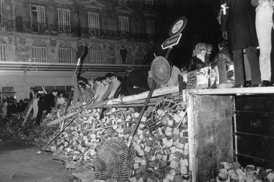 Una de las famosas barricadas que construyeron los estudiantes en el Barrio Latino de París durante las manifestaciones conocidas como el ‘mayo francés’. (Foto: Getty).