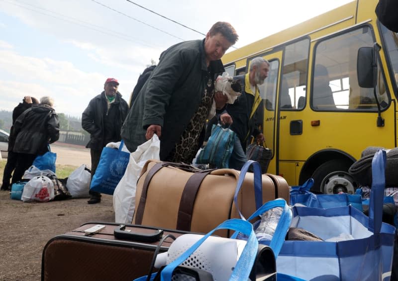 People are fleeing their homes in Vovchansk, which is under constant Russian fire. --/https://photonew.ukrinform.com/ Ukrinform/dpa