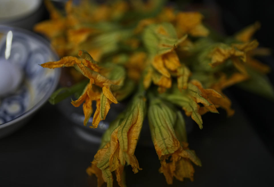 Flores de calabaza preparadas para acompañar una receta prehispánica con ahuautle, conocido como caviar mexicano, en un restaurante en Iztapalapa, cerca de Ciudad de México, el miércoles 14 de septiembre de 2022. Según Jorge Ocampo, coordinador de historia agraria en el Centro de Investigaciones Económicas Sociales y Tecnológicas de la Agroindustria y la Agricultura Mundial, la meticulosa recolección del ahuautle se ve amenazada por la falta de agua del Lago Texcoco, el desarrollo en sus orillas y la falta de interés de las nuevas generaciones por este ingrediente. (AP Foto/Fernando Llano)