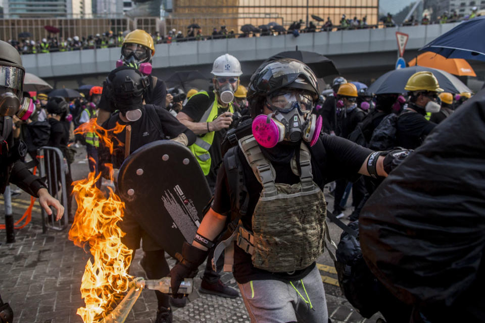 2019年9月15日，示威者向警方及政府總部方向投擲多枚汽油彈，雙方在政府總部西翼位置爆發激烈衝突。