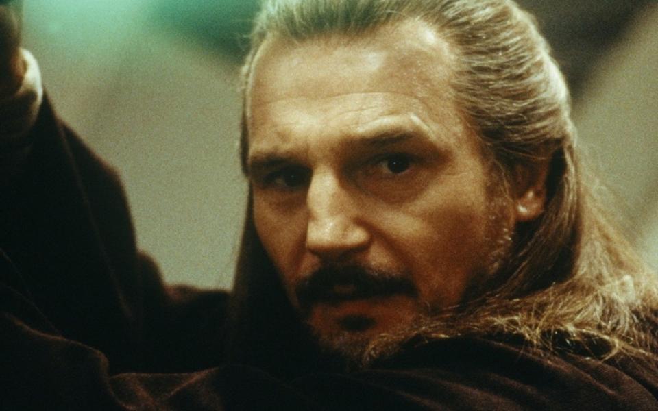 Liam Neeson als Qui-Gon Jinn