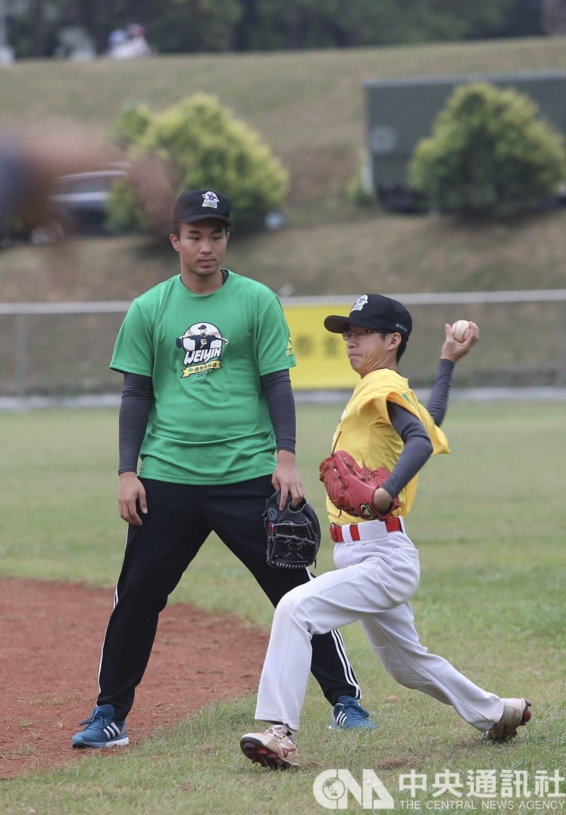 旅美小熊隊投手曾仁和（左）11日在清華大學出席陳偉殷棒球訓練營開訓典禮，並擔任教練指導學員投球基本動作。（資料照片）