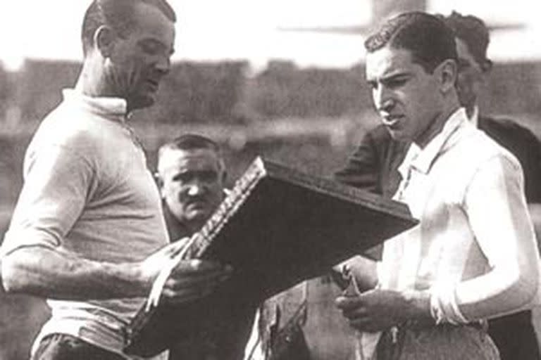 El primer saludo de capitanes en una final mundialista  entre el uruguayo Nasazzi y el argentino Luis Monti, en Montevideo en 1930