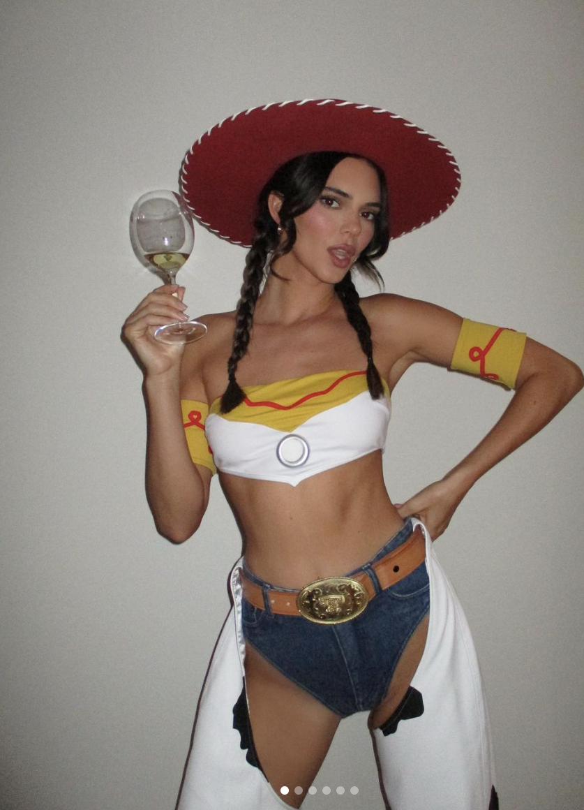 <p>Dans la série "costumes-d'Halloween-qui-ne-font-pas-peur-mais...", voici Kendall Jenner, dans la peau de Jessie, la femme du Shérif Woody dans le film animé "Toy Story". On salue la nostalgie. (cap.écran Instagram)</p> 