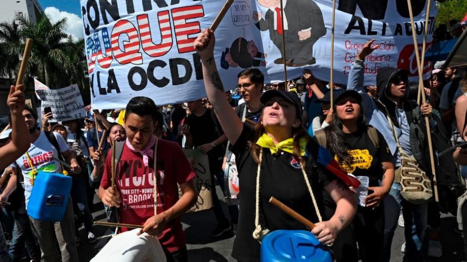 Las manifestaciones fueron mayoritariamente pacíficas y se prolongaron hasta bien entrada la noche.