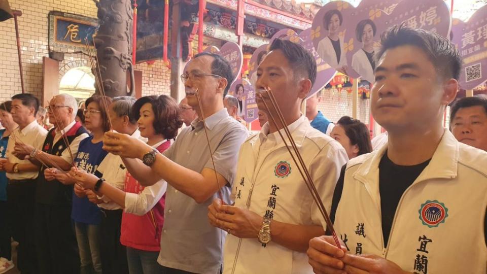 國民黨主席朱立倫陪同立委提名人黃琤婷到宜蘭市昭應宮媽祖廟上香祈福。（記者林坤瑋攝）