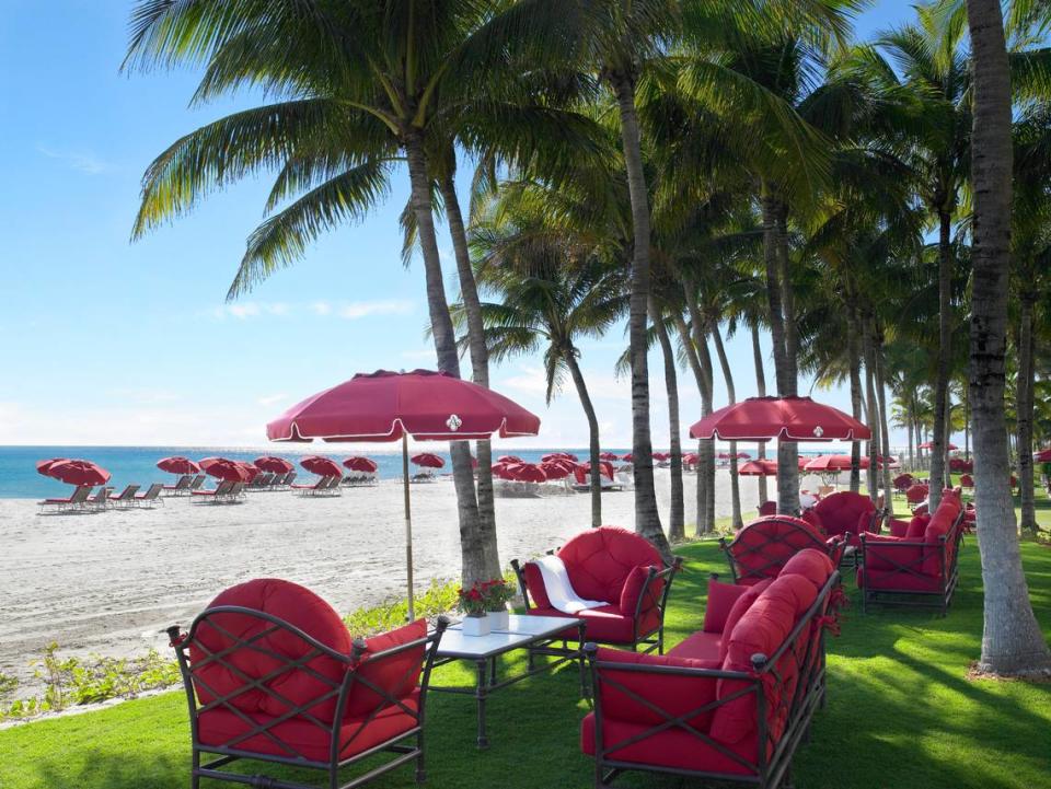 Los icónicos sofás, sillas y sombrillas rojos del Acqualina Resort en Sunny Isles Beach.