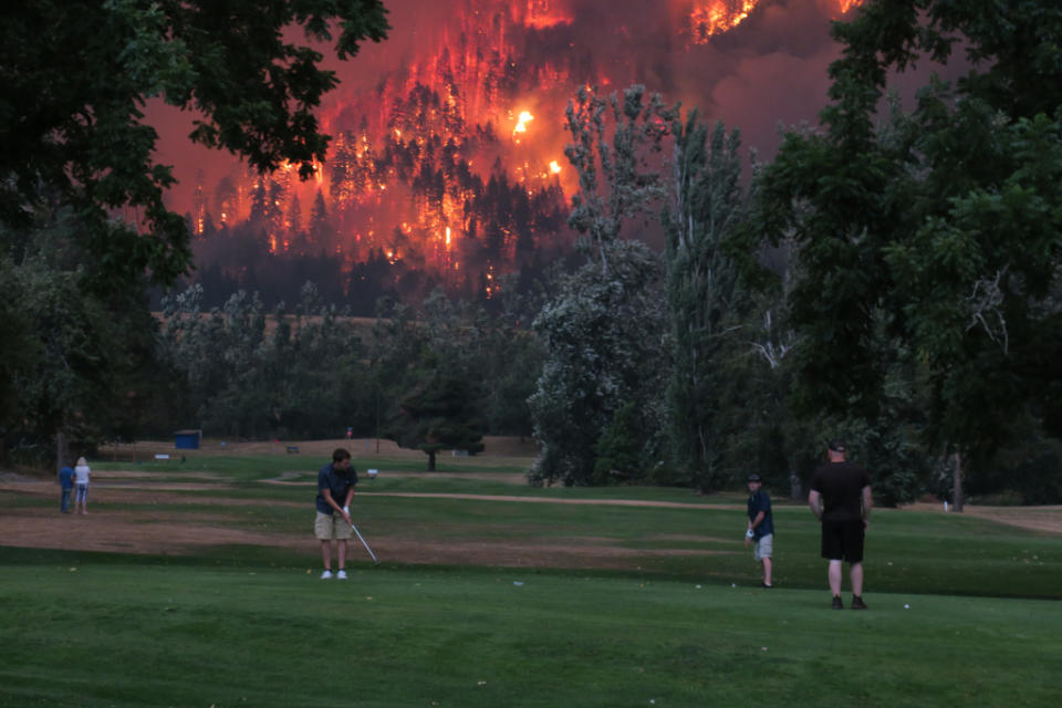 How the picture of golfers next to Oregon's inferno burned up the Internet