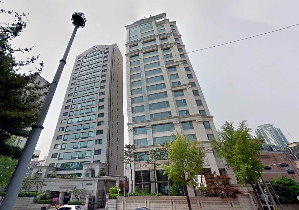 今年27歲的「V」金泰亨，四年前已以51億韓元購入江南區的豪宅單位（右）。 (Google Map街景圖)