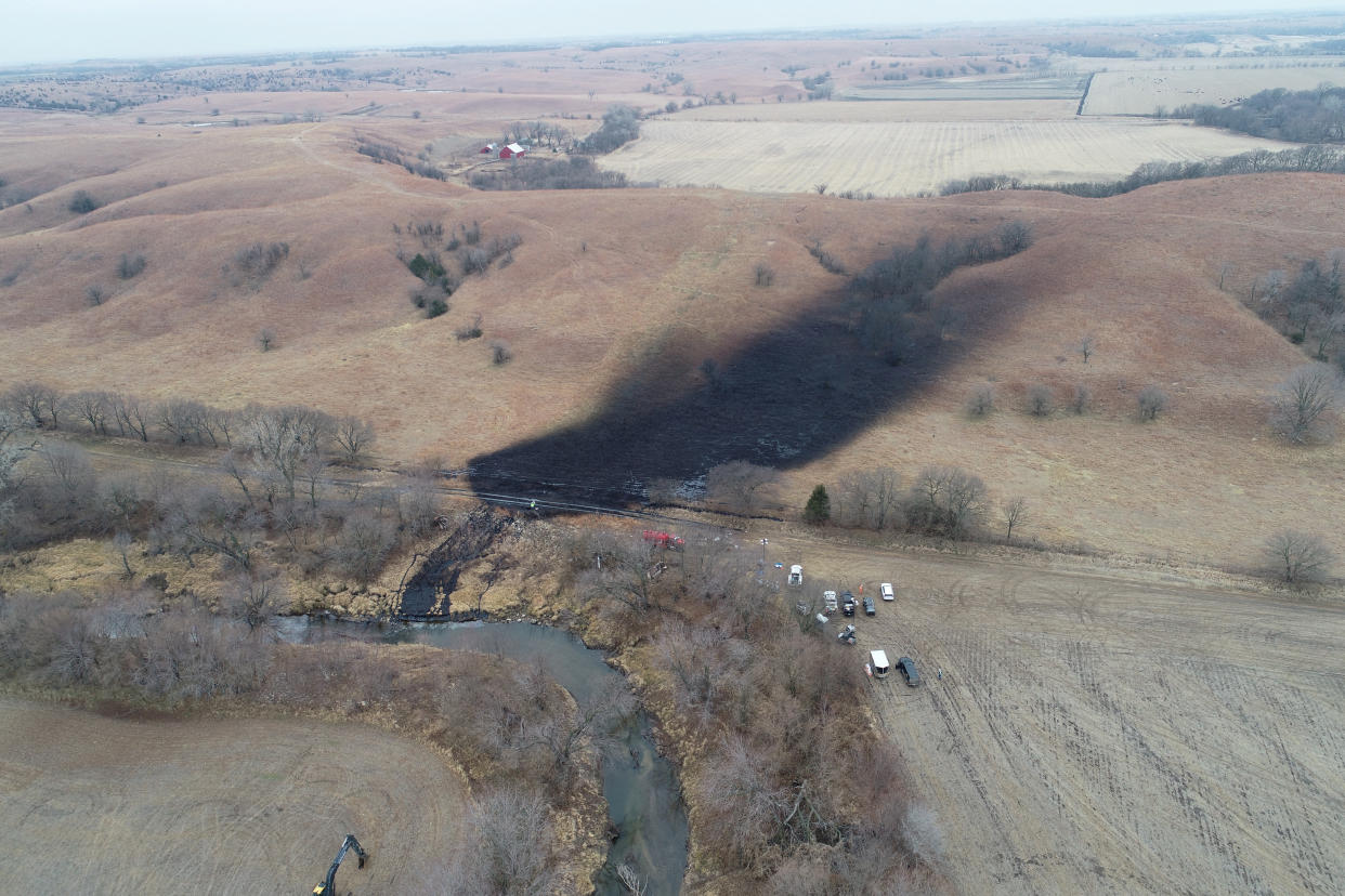 Emergency crews work to clean up the largest U.S. crude oil spill in nearly a decade, following the leak at the Keystone pipeline operated by TC Energy in rural Washington County, Kansas, U.S., December 9, 2022.  REUTERS/Drone Base