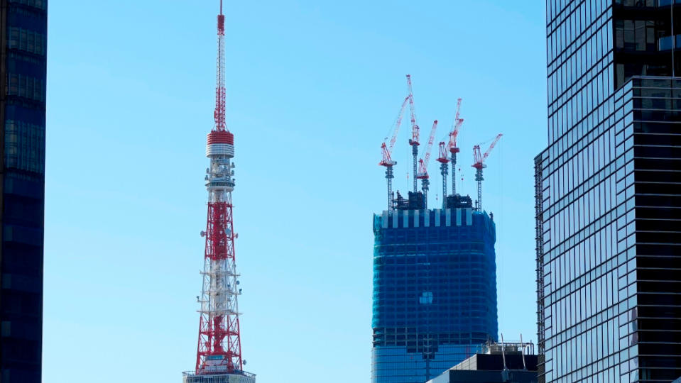 日本東京，東京鐵塔（左）旁正在興建1棟高樓層建築。美聯社