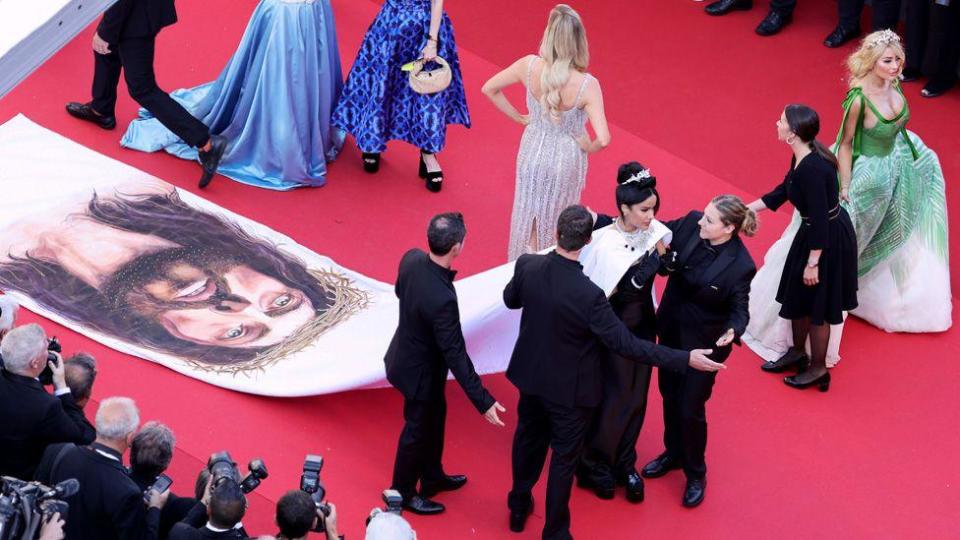 Massiel Taveras being spoken to by security guards on the red carpet
