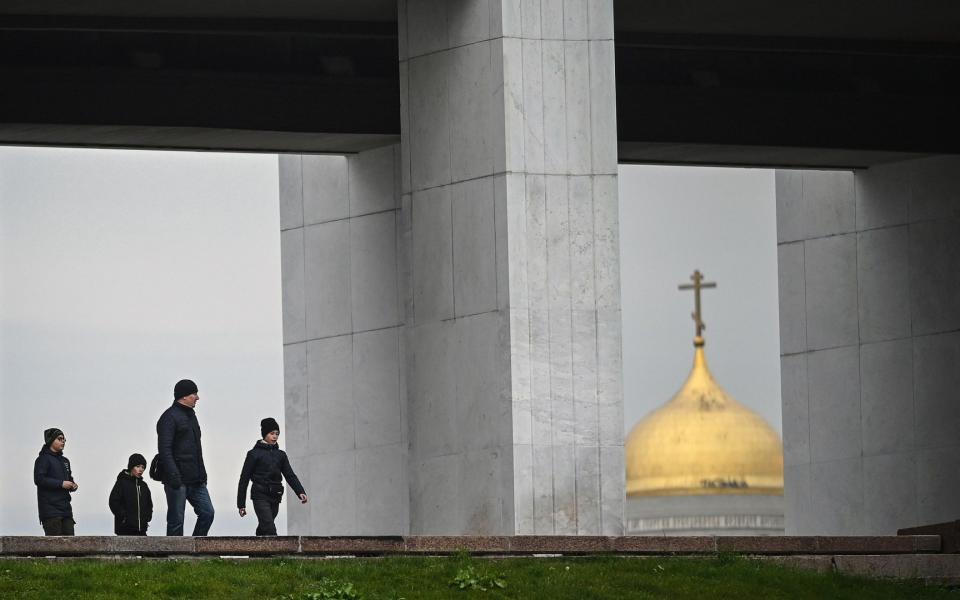 People walk at the Museum of the Great Patriotic War at Poklonnaya Hill in Moscow - ALEXANDER NEMENOV / AFP