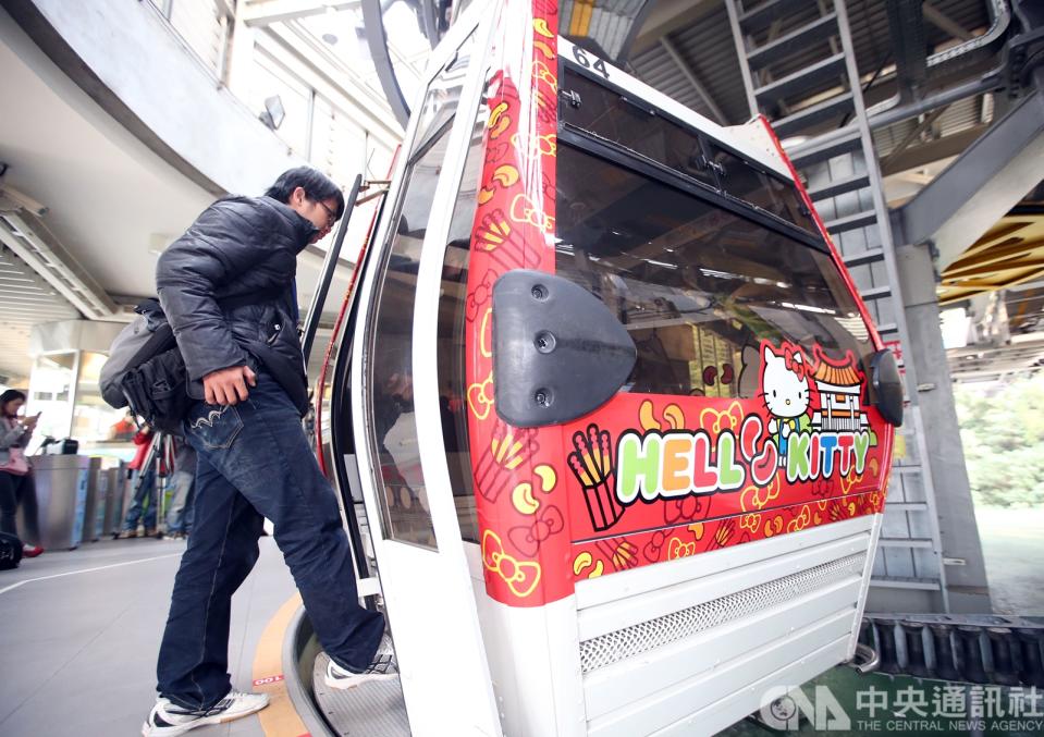 市議員王鴻薇今天質詢時指出，貓空纜車從通車以來，幾乎年年虧損，目前累計虧損已達8億2600萬元，建議僅旺季營運以達到撙節目的。(資料照) 