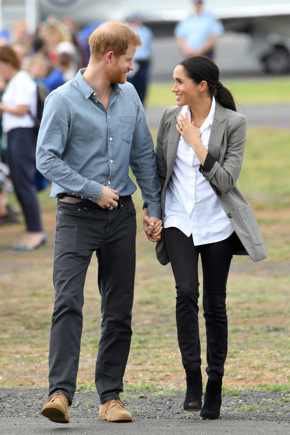 <p><strong>17 October </strong>The two looked as loved=up as ever as they arrived in Dubbo.</p>