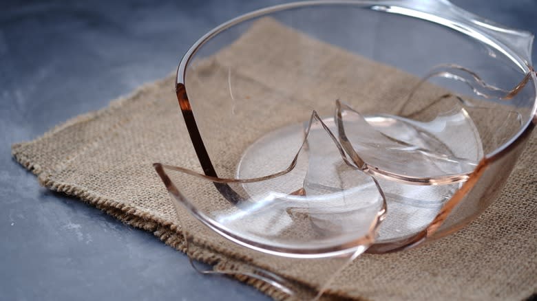 Shattered glass baking dish