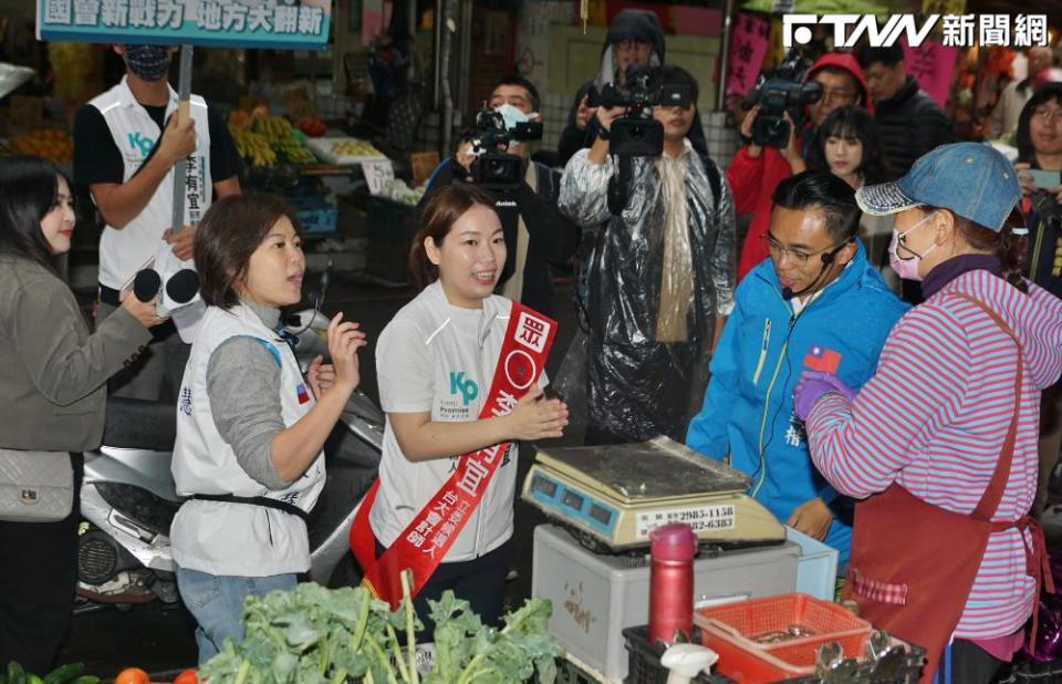 繼續藍白合！民眾黨立委候選人李有宜今早與國民黨候選人洪孟楷、游淑慧一同掃街，拉抬選情，還獲讚「架古錐」。（圖／記者盧逸峰攝）