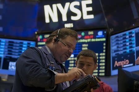 Traders work on the floor of the New York Stock Exchange October 7, 2015. REUTERS/Brendan McDermid