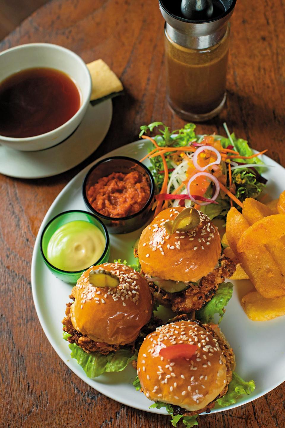3種不同口味的迷你漢堡「3 mini chicken sliders」，是店內最受歡迎的餐點。（印尼盾75,000元／份，約NT$169）