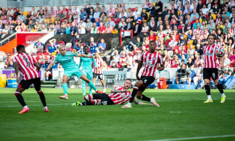 Leandro Trossard scores Brighton’s winner at Brentford