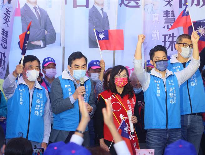 國民黨台北市議員參選人秦慧珠（中）競選總部20日成立，除了國民黨台北市長參選人蔣萬安（右二）之外，包括國民黨副黨主席連勝文（右一）、前台北市長郝龍斌（左一）、鄧家基（左二）等人皆出席力挺。（張鎧乙攝）