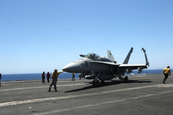 Chasseur F/A-18 sur l'USS Harry Truman. Deux porte-avions américains se trouvent ce mois-ci en Méditerranée, où l'activité militaire croissante de la Russie inquiète les Etats-Unis qui redoublent d'efforts pour combattre les djihadistes de l'Etat islamique en Irak et en Syrie. /Photo prise le 6 juin 2016/REUTERS/Andrea Shalal