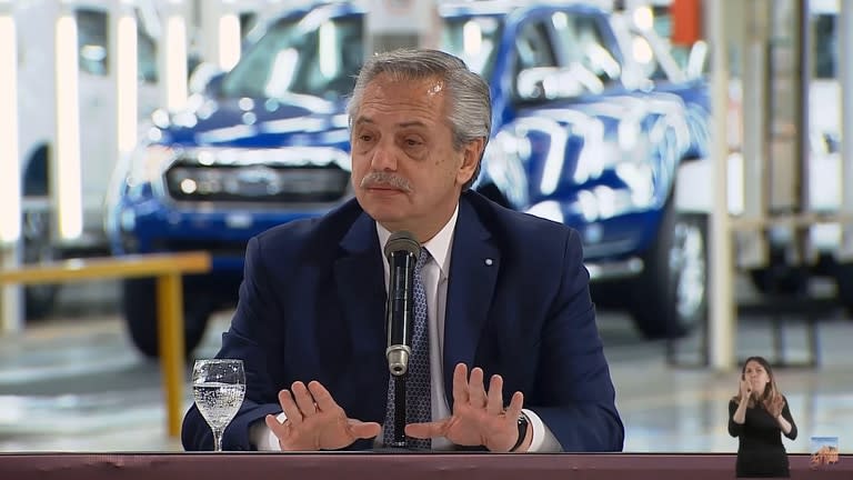 Alberto Fernández en una planta de Ford en General Pacheco