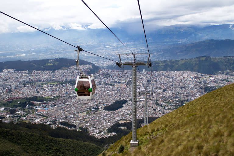 El teleférico de Quito. Los turistas esquivan las grandes ciudades para ir directamente a Galápagos o la región del Amazonas 