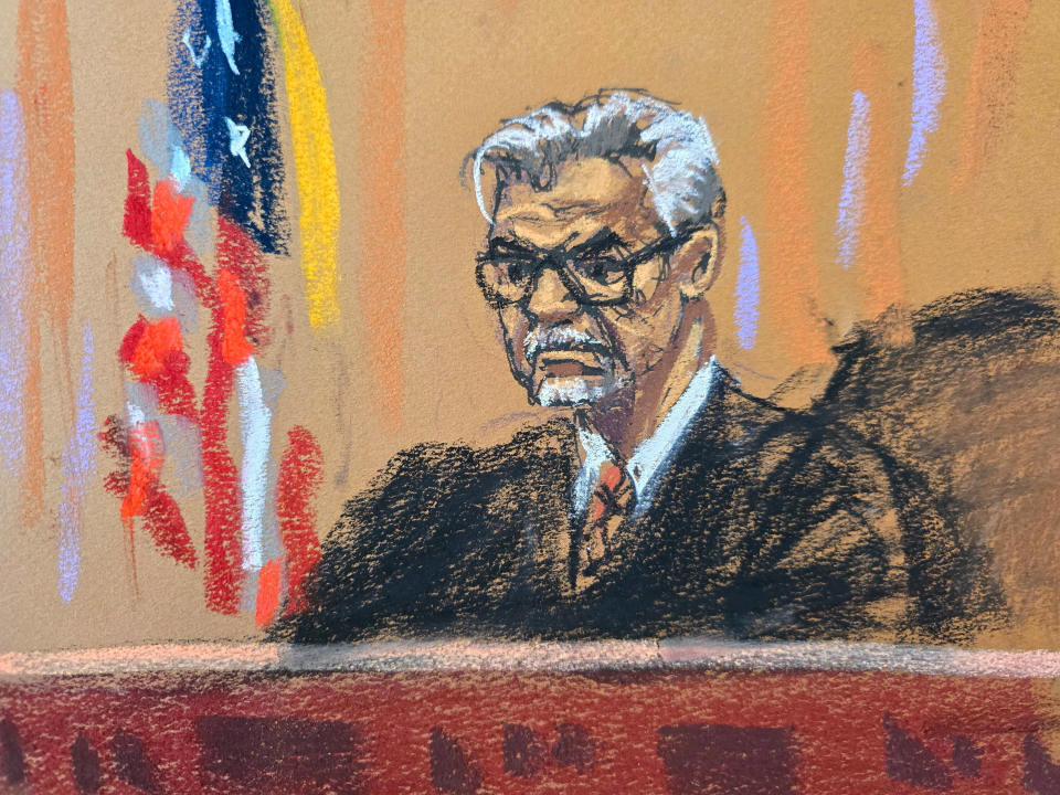 Juan Merchan dessiné ici lors d’une audience qu’il a présidée le 25 mars est le juge du procès historique de Donald Trump. 