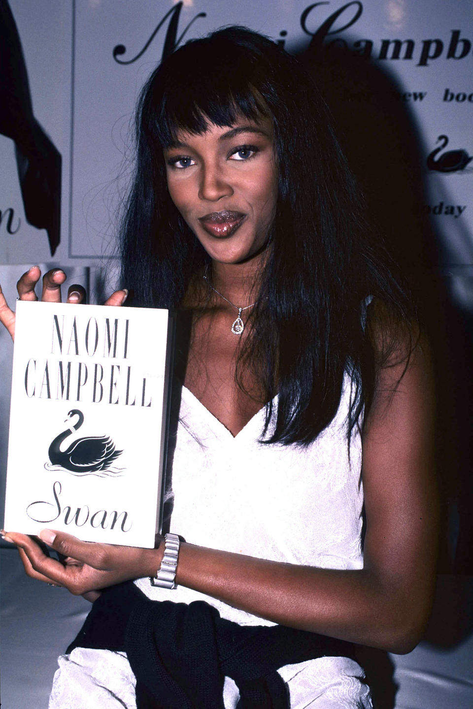 Renvoyée de l’agence Elite, Naomi Campbell décide de varier ses activités. La star publie en 1994 le roman Swan, centré sur une héroïne réputée pour être le mannequin le plus célèbre au monde. Le modèle révèlera plus tard que l’ouvrage a en réalité été écrit par l’auteure britannique Caroline Upcher.