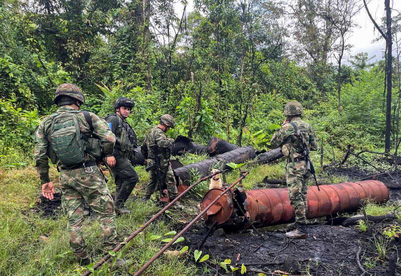 Imagen de archivo de un miembro del Grupo de Operaciones Especiales de la policía y soldados del Ejército inspeccionando una zona en la que, según las autoridades, operaba una refinería ilegal de petróleo para procesar pasta de coca en Tumaco, Colombia.