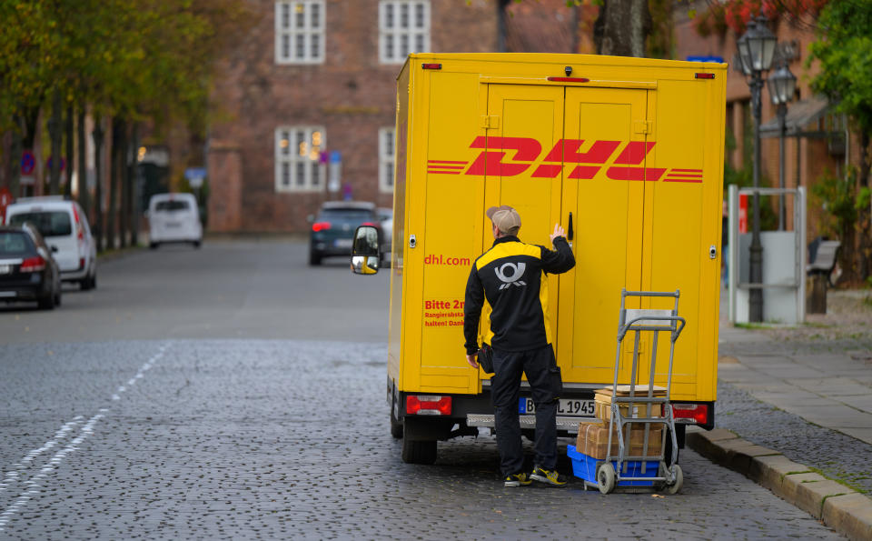 Die Pakete der Betrüger werden von bekannten Postdienstleistern wie DHL zugestellt. (Bild: Getty Images)