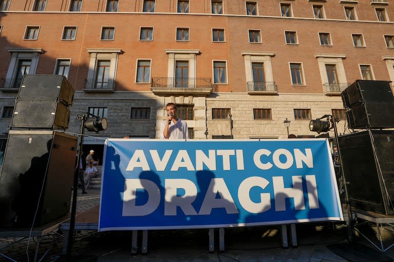 Un cartel a favor de la continuidad de Draghi cuando era primer ministro, en Roma, el 18 de julio de 2022. Algunos lo ven ahora como un buen candidato para la Comisión Europea.