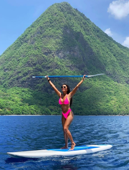 Pussycat Dolls Nicole Scherzinger zeigte sich beim Paddle-Boarding in einem sexy neonpinken Bikini. Foto: Instagram/nicolescherzinger.