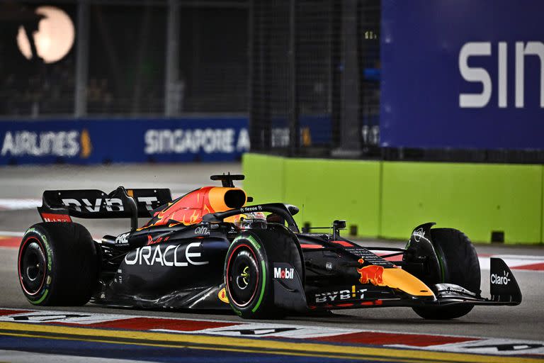 El año pasado, en el regreso de la Fórmula 1 a Singapur, Max Verstappen lidió con un error del equipo en la clasificación: la falta de combustible le quitó la posibilidad de lanzarse en vuelta rápida por la pole-position