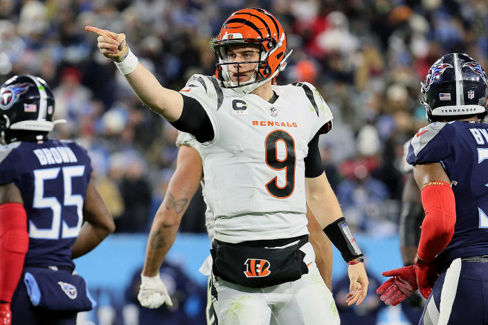 NASHVILLE, TENNESSEE - El quarterback Joe Burrow #9 de los Cincinnati Bengals celebra después de correr y conseguir un primero y diez ante los Tennessee Titans en el juego de playoff divisional en Nissan Stadium el sábado 22 de enero de 2022 en Nashville, Tennessee. (Foto por Andy Lyons/Getty Images)