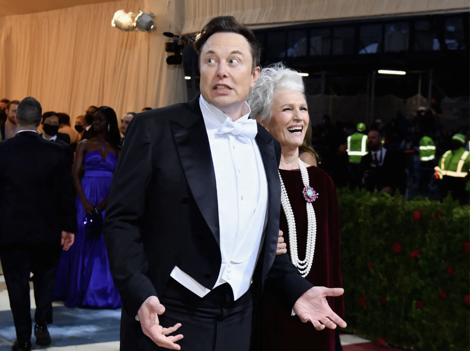 Der Milliardär und Tesla-Chef Elon Musk zusammen mit seiner Mutter, Maye Musk. - Copyright: Angela Weiss/Getty Images