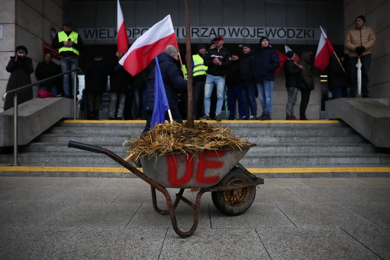 Una carretilla frente a la oficina provincial, mientras los agricultores polacos protestan por la presión de los precios, los impuestos y la normativa ecológica, quejas compartidas por los agricultores de toda Europa, en Poznan, Polonia