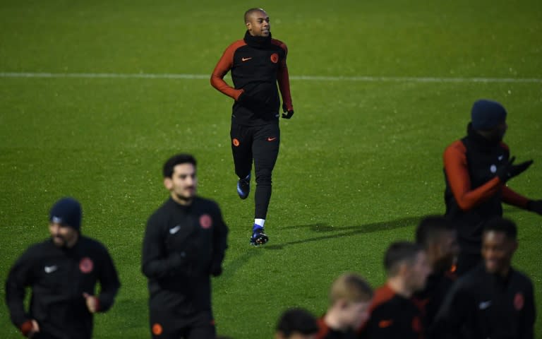 Manchester City's Brazilian midfielder Fernandinho (C) attends a training session at the City Football Academy in Manchester, northern England, on December 5, 2016